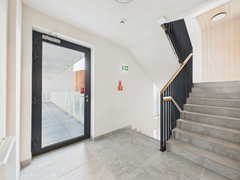 CAM01374G0-PR0289-STILL001